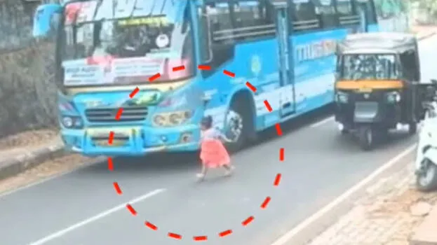 ഓട്ടോയിൽ നിന്ന് കുഞ്ഞ് ഇറങ്ങിയോടിയത് പാഞ്ഞുവരുന്ന ബസിന് മുന്നിലേക്ക്; ഡ്രെെവറുടെ ഇടപെടലിൽ ഒഴിവായത് വൻ ദുരന്തം
