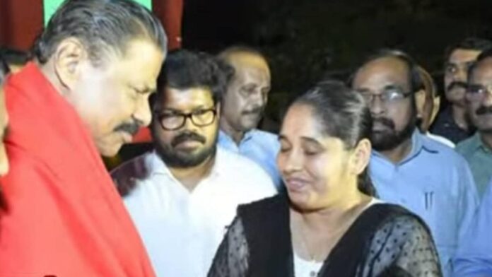 'ഒറ്റുകാരന്റെ സ്ഥാനം ചവറ്റുകുട്ടയിൽ'; LDF ജാഥയിൽ എംവി ഗോവിന്ദനെ ഷാൾ അണിയിച്ച് ധനരാജിന്റെ ഭാര്യ
