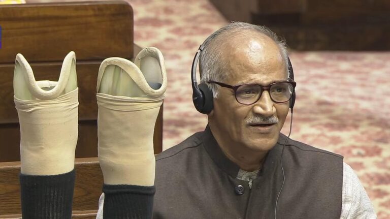 കാലുകൾ വെട്ടിയത് CPM എന്ന് സി. സദാനന്ദൻ, കൃത്രിമക്കാലുകൾ മേശപ്പുറത്തുവെച്ച് ഗണഗീതം പാടി
