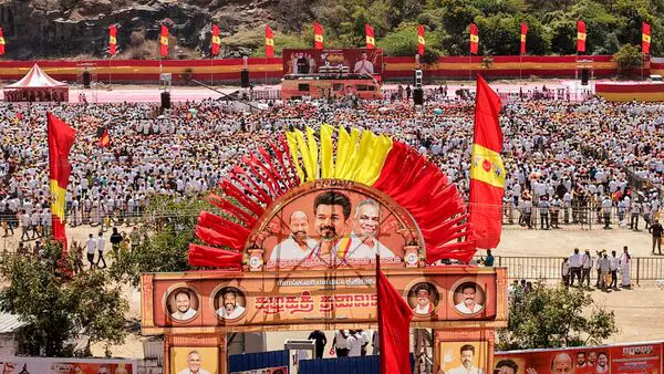 നമ്മ..യാര് എന്ന് പ്രൂവ് പണ്ണി കട്ടാലാമ; അത്ക്കാന ടൈം ഇത്!! സേലത്ത് വിജയ് യുടെ പ്രസംഗം കേൾക്കാൻ ഒഴുകിയെത്തിയത് ജനലക്ഷങ്ങൾ; നിങ്ങൾ പണം വാങ്ങിക്കോളൂ, പക്ഷെ വോട്ട് വിസിലിന് തന്നെ നൽകണമെന്നും ടിവികെ നേതാവ്‌