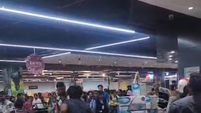 തിരുവനന്തപുരത്ത് പോലീസുകാരന് എസ്എഫ്‌ഐക്കാരുടെ മർദനം