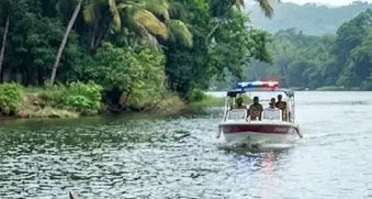 പമ്പയാറ്റില്‍ സിനിമയെ വെല്ലുന്ന രംഗങ്ങള്‍; മാല പൊട്ടിച്ച് പുഴയില്‍ ചാടിയ മോഷ്ടാവിനെ നീന്തിപ്പിടിച്ച് പോലീസ്