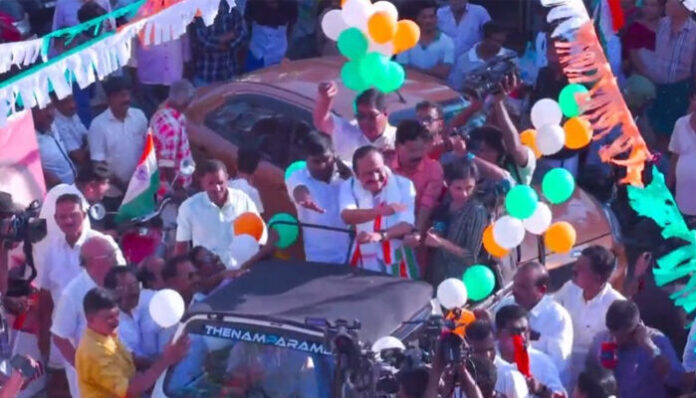 'പറവൂര്‍ എനിക്ക് എന്റെ കുടുംബം പോലെ; അത്രമാത്രം ഹൃദയബന്ധം ഉള്ള സ്ഥലമാണ്;  യുഡിഎഫ് പരാജയപ്പെട്ടാല്‍ വനവാസത്തിന് പോകുമെന്ന് വെറുതെ പറഞ്ഞതല്ല';  മണ്ഡലത്തില്‍ പ്രചാരണമാരംഭിച്ച് വി. ഡി സതീശന്‍;  ആവേശമായി റോഡ് ഷോ