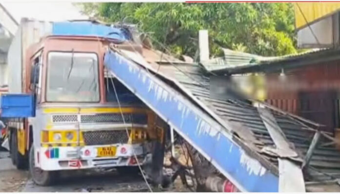 ആലുവയില്‍ നിയന്ത്രണം വിട്ട ലോറി ബസ് സ്റ്റോപ്പിലേക്കും തൊട്ടടുത്ത കടയിലേക്കും ഇടിച്ചു കയറി; മൂന്ന് പേര്‍ക്ക് പരിക്കേറ്റു