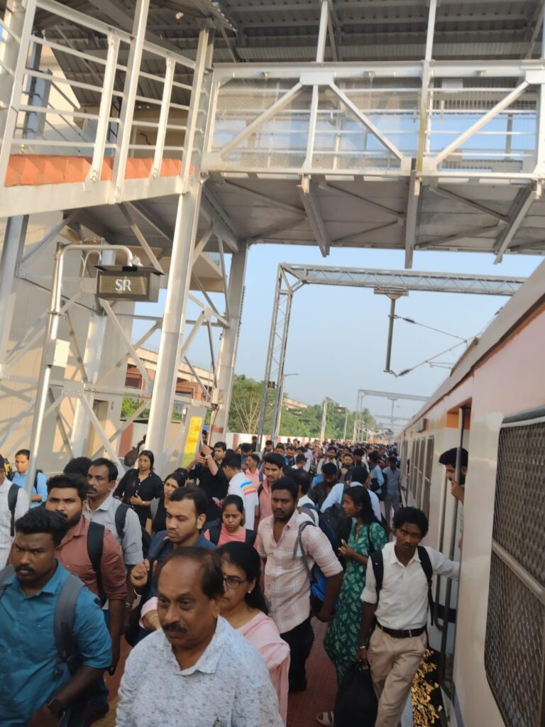 രാജനഗരിയിൽ ‘പെട്ട്’ യാത്രക്കാർ; അസൗകര്യങ്ങളിൽ വീർപ്പുമുട്ടി തൃപ്പൂണിത്തുറ റെയിൽവേ സ്റ്റേഷൻ