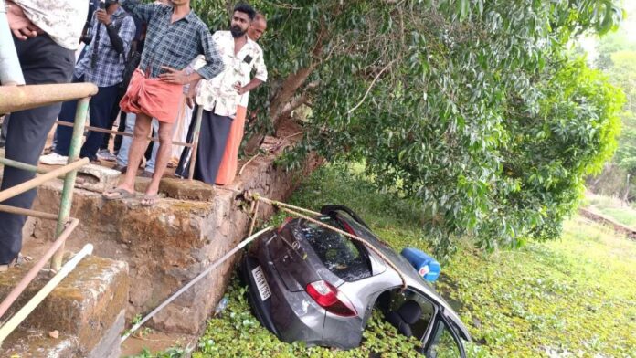 കോട്ടയത്ത് കാർ പുഴയിലേക്ക് മറിഞ്ഞ് യുവാവിന് ദാരുണാന്ത്യം; രണ്ടുപേരെ ആശുപത്രിയിൽ പ്രവേശിപ്പിച്ചു