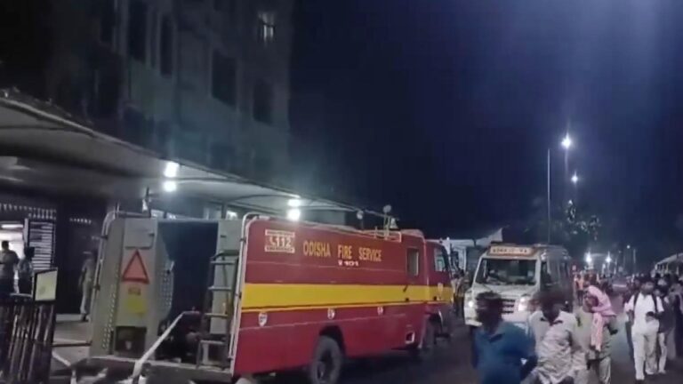 ഒഡിഷയിൽ സർക്കാർ മെഡിക്കൽ കോളേജിൽ വൻതീപ്പിടിത്തം, 10 രോഗികൾക്ക് ദാരുണാന്ത്യം