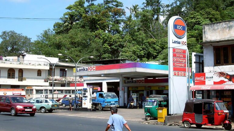 ഇന്ധനക്ഷാമം രൂക്ഷം: ശ്രീലങ്കയിൽ പ്രവൃത്തിദിനങ്ങൾ നാലാക്കി കുറച്ചു; കർശന നിയന്ത്രണങ്ങളുമായി സർക്കാർ