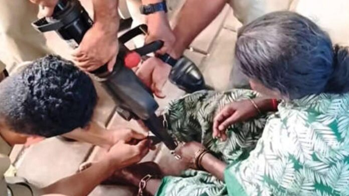 ഭാര്യയുടെ അമിത മദ്യപാനം, ചങ്ങലക്കിട്ട് പൂട്ടി ഭർത്താവ്; പോലീസും ഫയർഫോഴ്‌സുമെത്തി രക്ഷിച്ചു