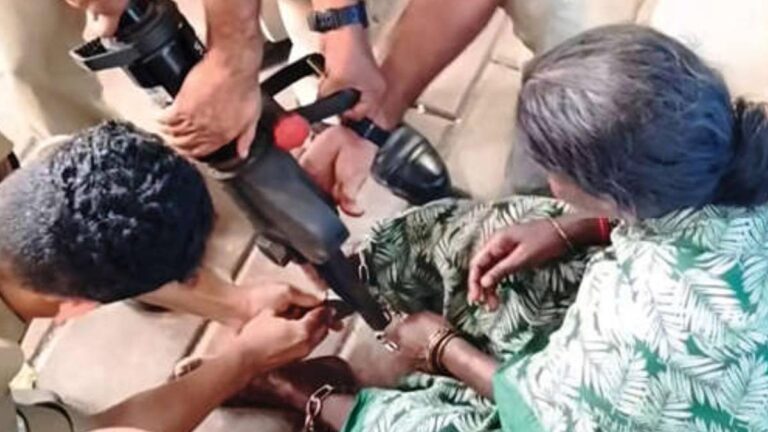 ഭാര്യയുടെ അമിത മദ്യപാനം, ചങ്ങലക്കിട്ട് പൂട്ടി ഭർത്താവ്; പോലീസും ഫയർഫോഴ്‌സുമെത്തി രക്ഷിച്ചു