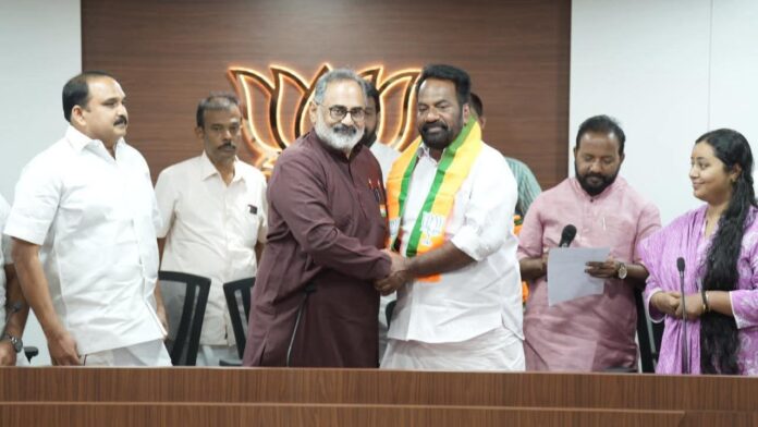 ജി. സുധാകരന് പിന്തുണ നൽകിയതിൽ രാജിവെച്ച കെ.പി.സി.സി. ജനറൽ സെക്രട്ടറി ബിജെപിയിൽ ചേർന്നു