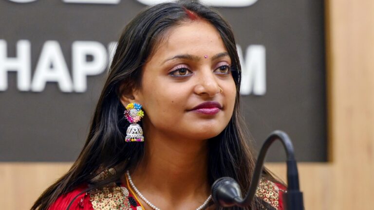 'സിനിമാ സെറ്റിൽവെച്ച് പലതവണ ശരീരത്തിൽ കയറിപ്പിടിച്ചു'; സംവിധായകൻ സനോജ് മിശ്രയ്ക്കെതിരെ മൊണാലിസ
