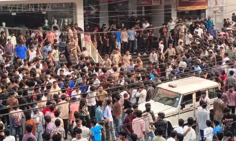 ഒരു രൂപ നോട്ടിന് പകരം ഷൂസ്; കോഴിക്കോട് മാനാഞ്ചിറയിൽ വൻ തിരക്കും ലാത്തിച്ചാർജ്ജും, കടയുടമകൾ കസ്റ്റഡിയിൽ