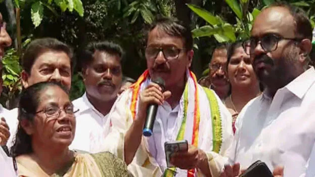 ‘പോറ്റിയേ കേറ്റിയേ’ പാരഡി പാട്ടുപാടി പ്രചാരണം; കോൺഗ്രസ് സ്ഥാനാർത്ഥിക്കെതിരെ തിരഞ്ഞെടുപ്പ് കമ്മിഷന് പരാതി