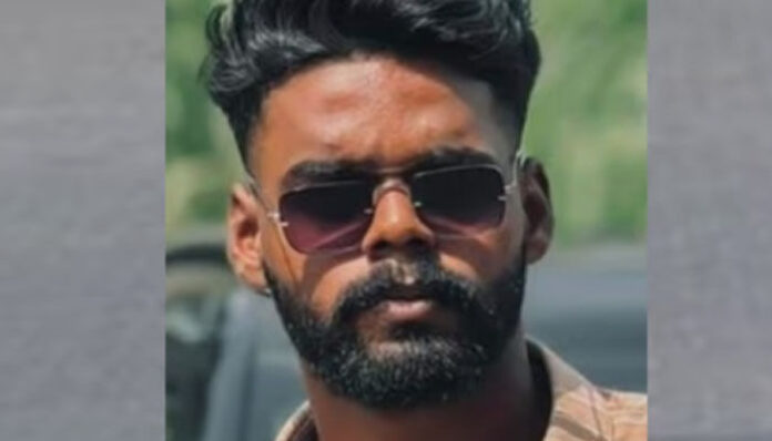 ഒരു കാൽനടക്കാരനെ തട്ടിയതും വണ്ടിയുടെ നിയന്ത്രണം നഷ്ടപ്പെട്ടു; ബൈക്ക് ലോറിക്ക് മുന്നിലേക്ക് തെറിച്ചുവീണ് യുവാവിന് ദാരുണാന്ത്യം; വേദനയോടെ ഉറ്റവർ