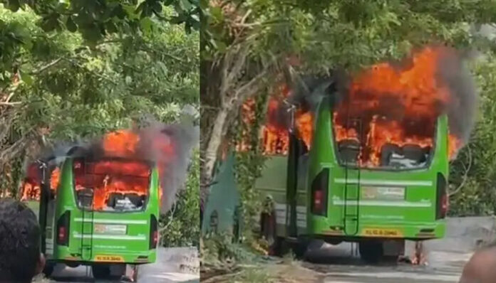 കോഴിക്കോട് ഓടിക്കൊണ്ടിരുന്ന ബസിന് തീപിടിച്ചു; സിഎൻജി സിലിണ്ടർ കാലിയായതിനാൽ ഒഴിവായത് വൻ ദുരന്തം