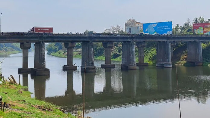 ചാലക്കുടി പഴയ പാലത്തിലൂടെ നാളെ മുതല്‍ വാഹനങ്ങള്‍ വിടില്ല; 6 ദിവസത്തേക്ക് ഗതാഗതം നിരോധിച്ചു; നിരോധനം നാളെ രാത്രി 9 മുതല്‍