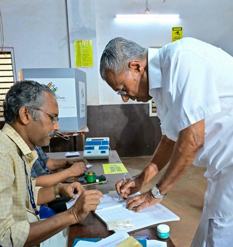 ‘ഞങ്ങൾ ജനങ്ങളോടൊപ്പം, ജനങ്ങൾ ഞങ്ങളോടൊപ്പം; ആ ഡാഷ് അവരവര് പൂരിപ്പിക്കേണ്ടതാണ്, കൂടുതൽ പറയുന്നില്ല'