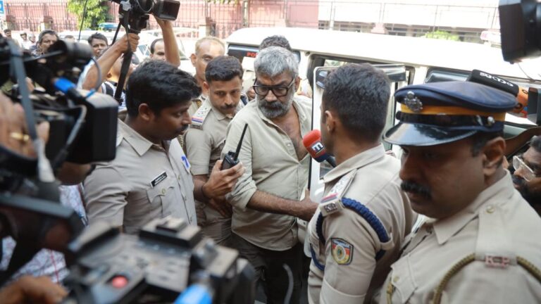 സംവിധായകന്‍ രഞ്ജിത്തിന് വന്‍ തിരിച്ചടി; ലൈംഗികാതിക്രമ കേസില്‍ ജാമ്യാപേക്ഷ കോടതി തള്ളി; തിങ്കളാഴ്ച വരെ പോലീസ് കസ്റ്റഡിയില്‍