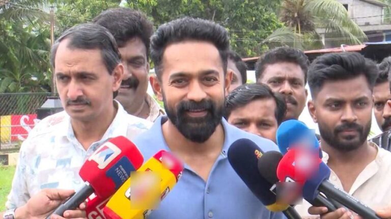 ഇടത്തേക്കോ,വലത്തോട്ടോ? നിലപാട് വ്യക്തമാക്കി താരങ്ങള്‍