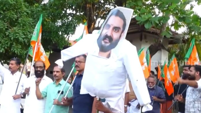 വടകര ബിജെപിയിൽ പൊട്ടിത്തെറി; ജില്ലാ പ്രസിഡന്റ് പ്രഫുൽ കൃഷ്ണയുടെ കോലം കത്തിച്ചു