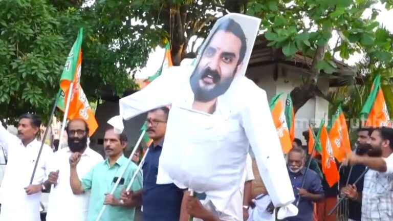 വടകര ബിജെപിയിൽ പൊട്ടിത്തെറി; ജില്ലാ പ്രസിഡന്റ് പ്രഫുൽ കൃഷ്ണയുടെ കോലം കത്തിച്ചു