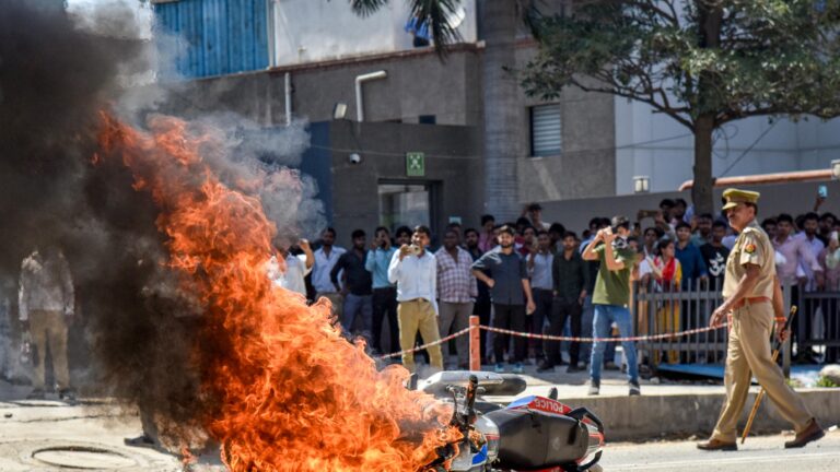 നോയിഡയിലെ പ്രതിഷേധം;പിന്നിൽ പാക് ഗൂഢാലോചനയെന്ന് യുപി മന്ത്രി, ഇടക്കാല വേതന വർദ്ധനവ് വരുത്തി സർക്കാർ