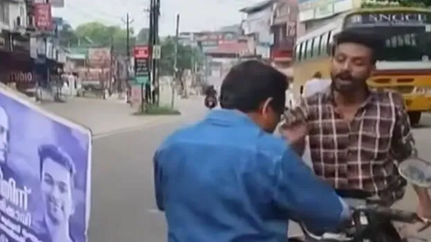 ‘വണ്ടിയെല്ലാം തടഞ്ഞിട്ട് ബൈക്കിൽകേറി താൻ എങ്ങോട്ട് പോകുന്നു’ ഹർത്താൽ അനുകൂലിയുടെ ബൈക്ക് തടഞ്ഞ് യുവാവ്-വീഡിയോ