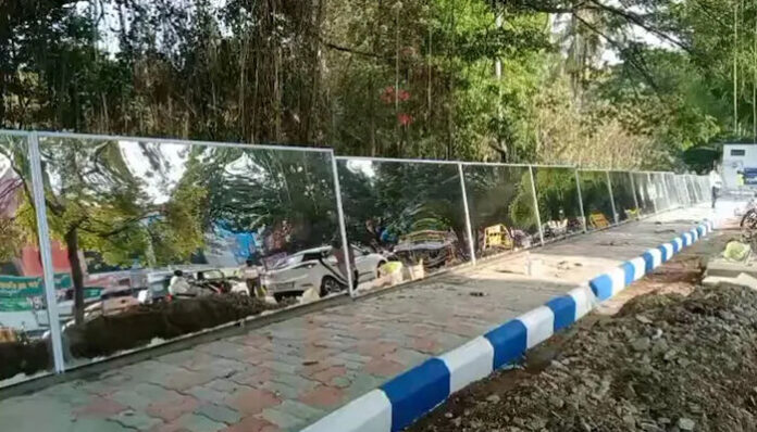 മതിലിൽ മൂത്രമൊഴിക്കാൻ പോയാൽ സ്വന്തം 'മുഖം' കാണാം; നഗരസഭയുടെ 'ഹൈടെക്' പണി; 80 മീറ്റർ മതിലിൽ കൂറ്റൻ കണ്ണാടികൾ; രാത്രിയിലും ലൈറ്റിട്ട് പിടികൂടും; പൊതുസ്ഥലത്തെ മൂത്രമൊഴിക്കൽ തടയാൻ 'മിറർ' തന്ത്രം മതിലിൽ മൂത്രമൊഴിക്കാൻ പോയാൽ സ്വന്തം 'മുഖം' കാണാം; നഗരസഭയുടെ 'ഹൈടെക്' പണി; 80 മീറ്റർ മതിലിൽ കൂറ്റൻ കണ്ണാടികൾ; രാത്രിയിലും ലൈറ്റിട്ട് പിടികൂടും; പൊതുസ്ഥലത്തെ മൂത്രമൊഴിക്കൽ തടയാൻ 'മിറർ' തന്ത്രം