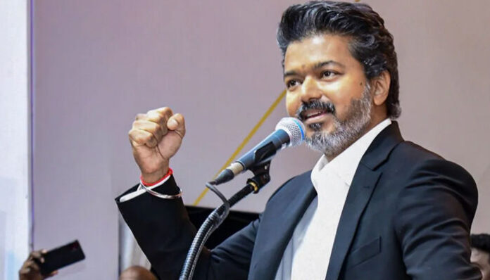 ക്ലാസിക് നോച്ച് ലാപ്പലും മാറ്റ് ഫിനിഷുള്ള സ്യൂട്ടും'; കറുപ്പ് വേദിയിലും ക്യാമറയിലും കൂടുതൽ അട്രാക്റ്റീവ്; സത്യപ്രതിജ്ഞാ ചടങ്ങിൽ വിജയ്‌ ധരിച്ച സ്യൂട്ട് കൈകൊണ്ട് തയ്‌ച്ചെടുത്തത്; വസ്ത്രത്തിന്റെ പ്രത്യേകതകൾ ഇങ്ങനെ