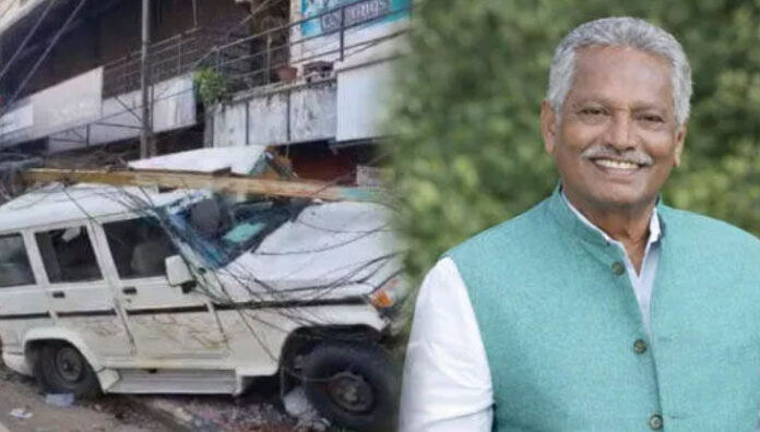 പത്തനംതിട്ടയില്‍ മുന്‍ എംഎല്‍എ എ.കെ. മണിയും കോണ്‍ഗ്രസ് നേതാക്കളും സഞ്ചരിച്ച വാഹനം പോസ്റ്റിലിടിച്ചു; നാല് പേര്‍ക്ക് പരിക്ക്