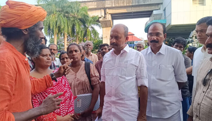 കെട്ടിടം ചരിയുന്നു, കാറ്റടിച്ചാല്‍ ഷോക്കടിക്കും! മുണ്ടംവേലി ഫ്‌ലാറ്റ് നിര്‍മാണത്തില്‍ വന്‍ ചട്ടലംഘനം; പിണറായി സര്‍ക്കാരും സിപിഎമ്മും ജനങ്ങളെ വഞ്ചിച്ചു; താമസക്കാരുടെ ആശങ്ക പരിഹരിക്കുമെന്നും വിജിലന്‍സ് അന്വേഷണം വേണമെന്നും മുഹമ്മദ് ഷിയാസ്