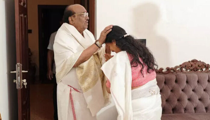 വെള്ളാപ്പള്ളിയുടെ മുന്നില്‍ കൈകൂപ്പി നിന്ന് മന്ത്രി; തലയില്‍ കൈവെച്ച് അനുഗ്രഹിച്ച് നടേശന്‍; ചിത്രം പുറത്തുവന്നതോടെ ബിന്ദു കൃഷ്ണക്കെതിരെ വിമര്‍ശനം;  വര്‍ഗീയ പരാമര്‍ശം നടത്തിയ നേതാവിനെ സന്ദര്‍ശിച്ചത് തെറ്റാണെന്ന് യൂത്ത് കോണ്‍ഗ്രസ്; ഇയാളെ താങ്ങിയതിന്റെ പേരിലാണ് കേരളത്തിലെ ഒരു 'രാജാവി'ന്റെ പദവി നഷ്ടപ്പെട്ടതെന്ന് ഓര്‍ക്കണമെന്ന് സോഷ്യല്‍ മീഡിയ