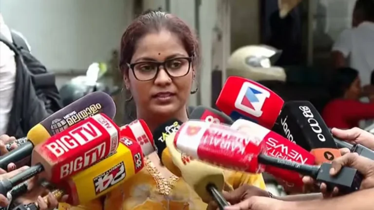ഓഫീസിലെ സെക്യൂരിറ്റി ജീവനക്കാരനുമായി വഴിവിട്ട ബന്ധമുണ്ടെന്ന് പരസ്യമായി പറയാന്‍ നിര്‍ബന്ധിച്ചു; സിനിമാ താരങ്ങൾക്കെതിരെ ‘അമ്മ’ ഓഫീസ് ജീവനക്കാരിയുടെ പരാതി