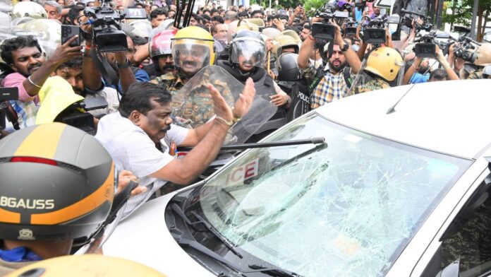തിരുവനന്തപുരത്ത് ഇഡി സംഘത്തിനുനേരെ ആക്രമണം; പ്രതിഷേധക്കാർ കാർ അടിച്ചുതകർത്തു, ഉദ്യോഗസ്ഥർക്ക് പരിക്ക്