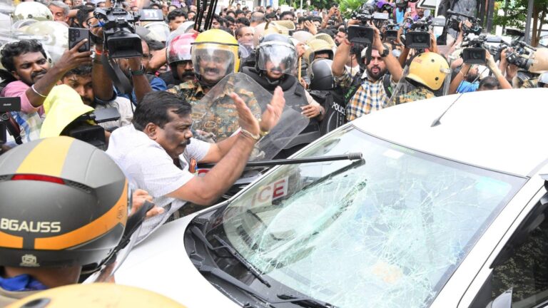 തിരുവനന്തപുരത്ത് ഇഡി സംഘത്തിനുനേരെ ആക്രമണം; പ്രതിഷേധക്കാർ കാർ അടിച്ചുതകർത്തു, ഉദ്യോഗസ്ഥർക്ക് പരിക്ക്
