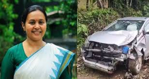 നിയന്ത്രണം വിട്ട് ഇലക്ട്രിക് പോസ്റ്റില്‍ ഇടിച്ച് കയറി അപകടം;  മുന്‍ മന്ത്രി വീണ ജോര്‍ജും കുടുംബവും സഞ്ചരിച്ച കാര്‍ അപകടത്തില്‍പ്പെട്ടു; ബൈക്കിനും കേടുപാടുകള്‍