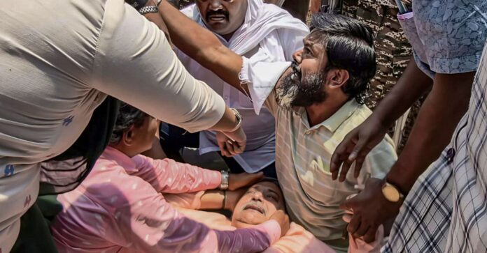 തൃണമൂൽ നേതാക്കൾക്ക് ആൾകൂട്ടത്തിന്റെ മർദനം; കല്യാൺ ബാനർജിയെ തലയ്ക്കടിച്ചു വീഴ്ത്തി
