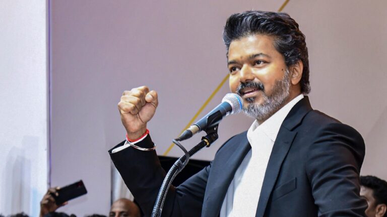 ‘ഈ രീതി ഇനി തുടരില്ല’; സത്യപ്രതിജ്ഞാ ചടങ്ങിൽ വന്ദേമാതരം ആദ്യം ആലപിച്ചതിൽ വിശദീകരണവുമായി ടിവികെ