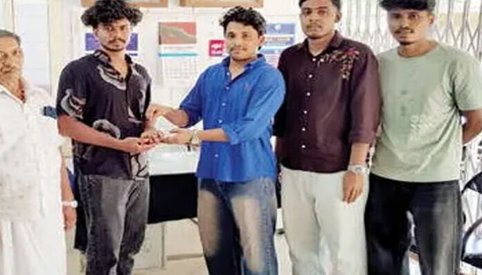 കളഞ്ഞു കിട്ടിയ സ്വര്‍ണമാല ഉടമയ്ക്ക് തിരികെ നല്‍കി മൂവര്‍ സംഘം; നല്ല മാതൃകയ്ക്ക് കയ്യടിച്ച് പോലിസും നാട്ടുകാരും