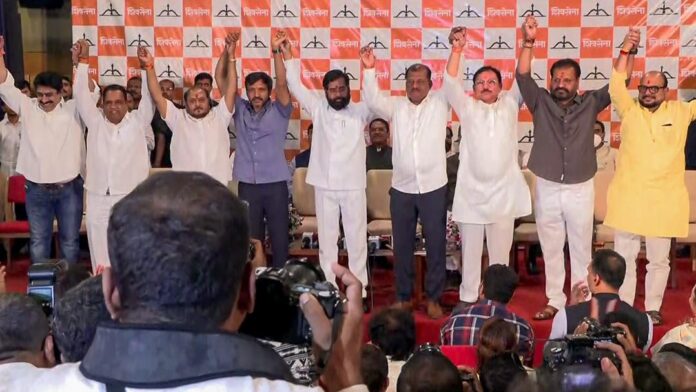 വിമത ശിവസേനാ എംപിമാർ ഷിന്ദേ പക്ഷത്ത് ചേർന്നു; 'ഓപ്പറേഷൻ ടൈഗർ' വൻ വിജയമെന്ന് പ്രഖ്യാപിച്ച് ഫഡ്നാവിസ്