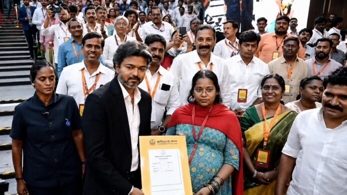 ഗർഭിണിക്ക് വേണ്ടി പ്രോട്ടോക്കോൾ ലംഘിച്ച് തമിഴ്‌നാട് മുഖ്യമന്ത്രി വിജയ്; വീഡിയോ വൈറൽ | VIDEO