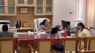 DHS ആസ്ഥാനത്ത് നാടകീയരംഗം: ട്രിബ്യൂണൽ സ്റ്റേ ഉത്തരവുമായി ഡോ. റീന; കസേരയിൽനിന്ന് മാറാതെ ഡോ. മീനാക്ഷി