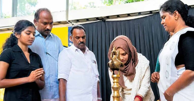 നിലവിളക്ക് കൊളുത്തിയ ഫാത്തിമ തഹ്‌ലിയയെ സമസ്ത തിരുത്തി; ‘വെളിച്ചം ലഭിക്കാനുളള ഉപാധിയെന്ന നിലയിൽ അനുവദനീയം’