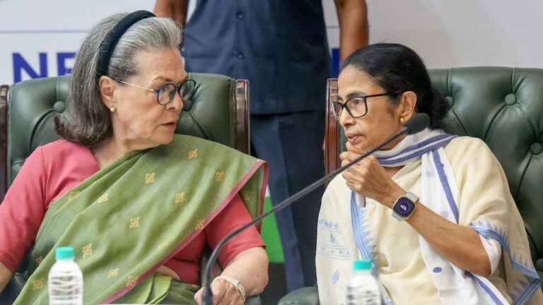 മമത കോണ്‍ഗ്രസിലേക്ക് ?  ഉപാധ്യക്ഷയാക്കാമെന്ന് സോണിയ ഗാന്ധി;  അഭിഷേക് ബാനര്‍ജിക്ക് ജനറല്‍ സെക്രട്ടറി സ്ഥാനം വാഗ്ദാനം നല്‍കി രാഹുല്‍ ഗാന്ധി; തൃണമൂൽ തകർച്ചക്കിടെ ‘സമയം’ ചോദിച്ച് മമത