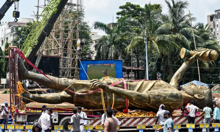 കൊൽക്കത്തയിലെ 70 അടി ഉയരമുള്ള മെസി പ്രതിമ ഒടുവിൽ പൊളിച്ചുനീക്കി; ബാഗൂയാതിയിലെ ഗോഡൗണിലേക്ക് മാറ്റി