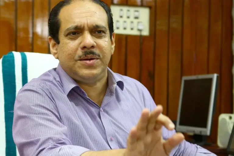 ‘നേരിട്ടു ഹാജരായില്ലെങ്കിൽ കോടതിയിൽ എത്തിക്കാനുള്ള നടപടികളിലേക്ക് കടക്കും’ മുഹമ്മദ് ഹനീഷിന് അന്ത്യശാസനവുമായി ഹൈക്കോടതി