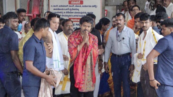 മൂകാംബിക ദർശനം കഴിഞ്ഞ് സ്വയം കാറോടിച്ച് മടങ്ങി വിജയ്; കരഞ്ഞുകൊണ്ട് പിന്നാലെയോടി ആരാധിക | VIDEO