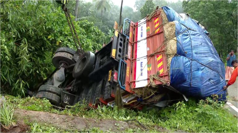 ലോറിയും കാറും കൂട്ടിയിടിച്ച് തോട്ടിലേക്ക് തലകീഴായി മറിഞ്ഞു; രണ്ടുപേർക്ക് ദാരുണാന്ത്യം, ​ഗുരുതര പരിക്ക്
