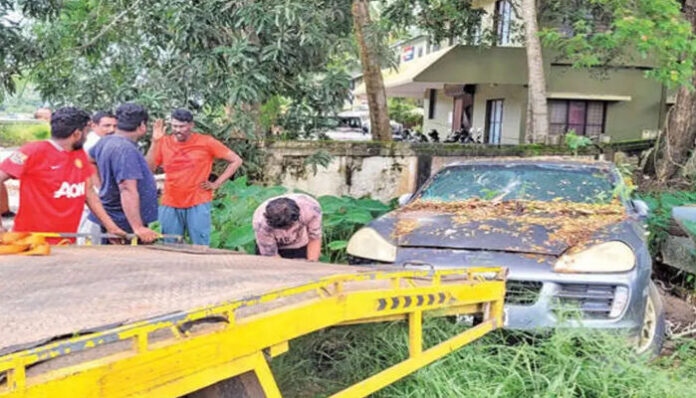 കരീനാ കപൂറിന്റെ പോര്‍ഷെ മുതല്‍ ബെന്‍സും ലെക്‌സസും; മോന്‍സണ്‍ മാവുങ്കലിന്റെ ആറ് ആഡംബര കാറുകളും കാരവനും ആക്രിക്ക് വിറ്റ് ചേര്‍ത്തല പോലിസ്